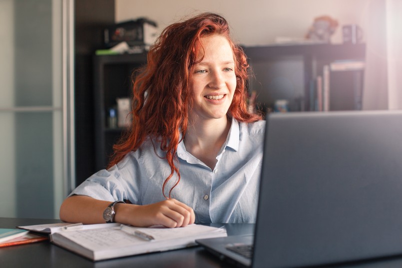 Dziewczyna rozwiązuje quiz