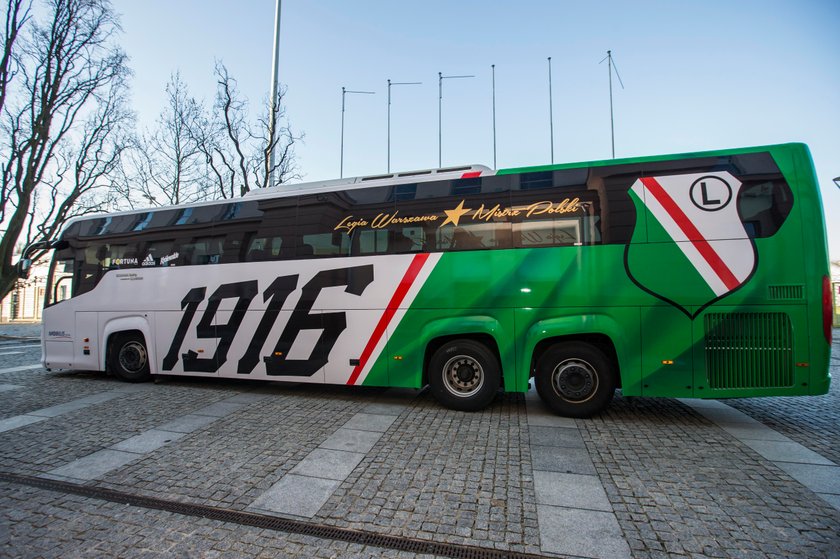 Mikrofalówka za 3 tys. złotych i nie tylko! Zobacz co kryje nowy autobus Legii!