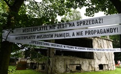 Muzeum Gdańska zdjęło transparenty rozwieszone wokół ruin na Westerplatte