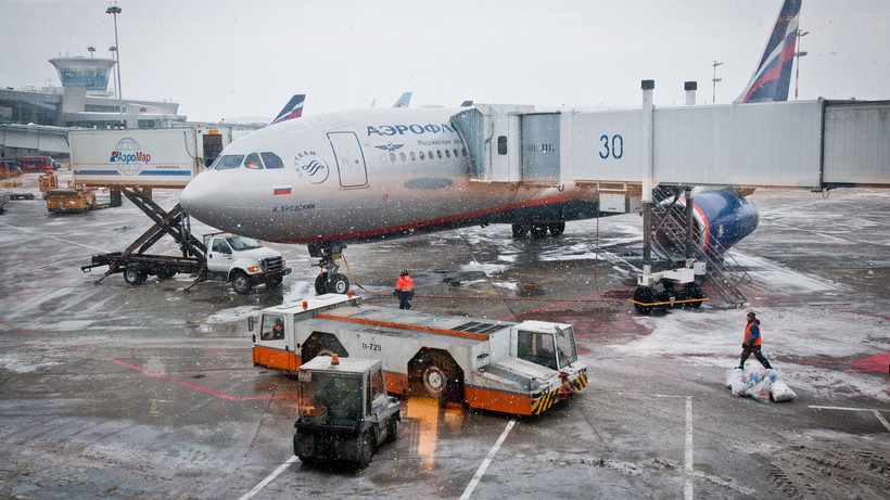 Samolot rosyjskich linii lotniczych Aeroflot na lotnisku Moskwa-Szeremietiewo
