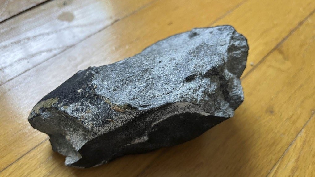 Do rodinného domu vpálil meteorit.