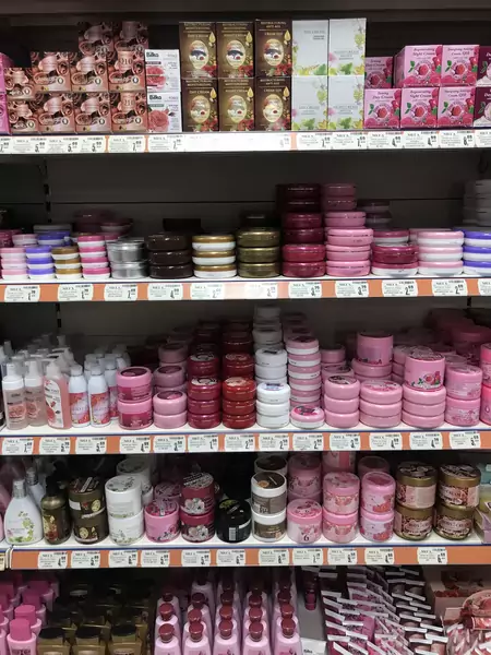 Kosmetyki różane w supermarkecie w Bułgarii