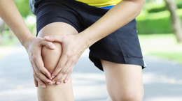 Przeprost kolana - jak wygląda? Leczenie przeprostu kolana
