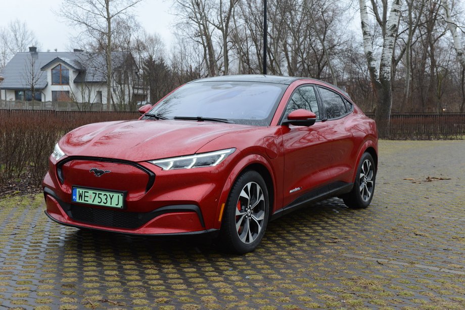 Ford Mustang Mach-E ma efektowną sylwetkę, szczególnie w wyrazistym kolorze lakieru. To SUV, ale o zadziornej stylizacji. Na ulicy na pewno się wyróżnia w tłumie innych aut.