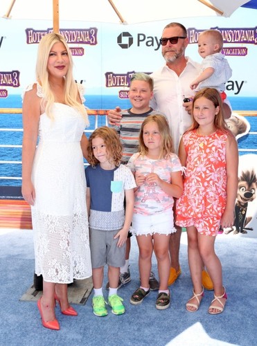 Tori Spelling z rodziną