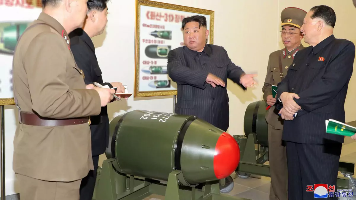 Kim Dzong Un ogląda nową atomową broń w arsenale Korei Płn.