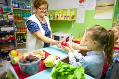 Koniec z drożdżówkami i jagodziankami. Zobacz, co od 1 września dzieci będą jadły w szkole