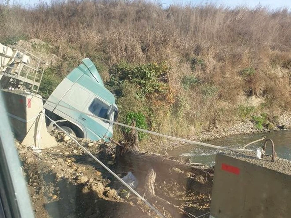 Građevinski kamion pun kamena sleteo sa pomoćnog mosta u reku Zapadnu Moravu