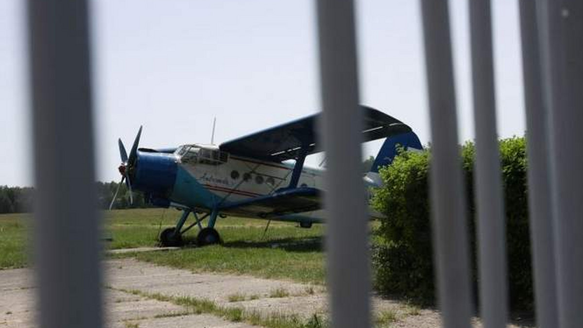 Modernizacja lotniska na Krywlanach i budowa tam pasa startowego miała ruszyć już jesienią. Jednak Aeroklub Białostocki musi odłożyć plany co najmniej do przyszłego roku. Powodem są m.in. pieniądze, a raczej ich brak - podaje "Kurier Poranny".