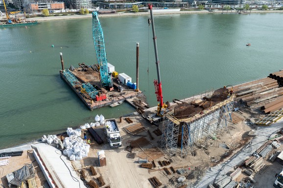 (FOTO) KAKO TEKU RADOVI NA IZGRADNJI NOVOG SAVSKOG MOSTA 250 radnika i 50 mašina rade na gradilištu svaki dan: Pogledajte najnovije fotografije