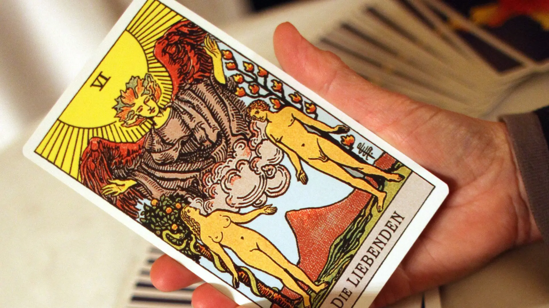 Tarot działa jak terapia? "Po kilku minutach zalałam się łzami"