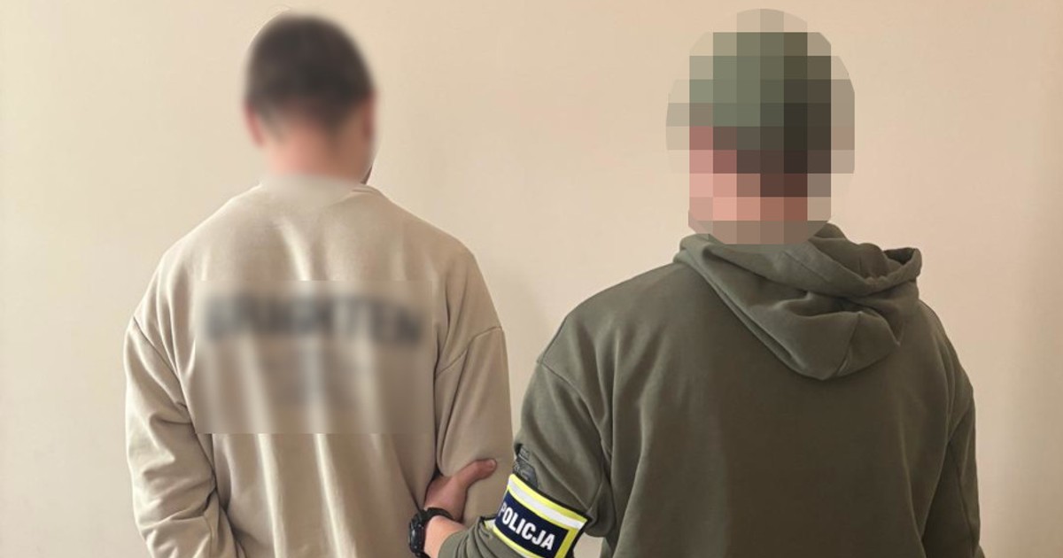 Zostawił biały proszek na trawie i zrobił zdjęcie. Wszystko to na oczach policji