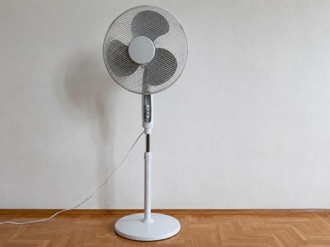 Ventilator će hladiti kao klima ako uz njega stavite ovu stvar iz kuhinje