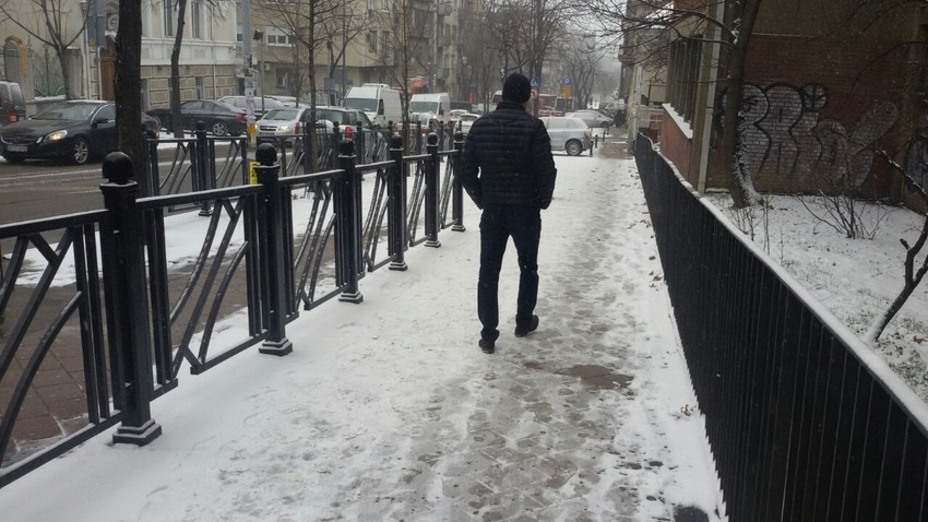 Najviše snega na trotoarima