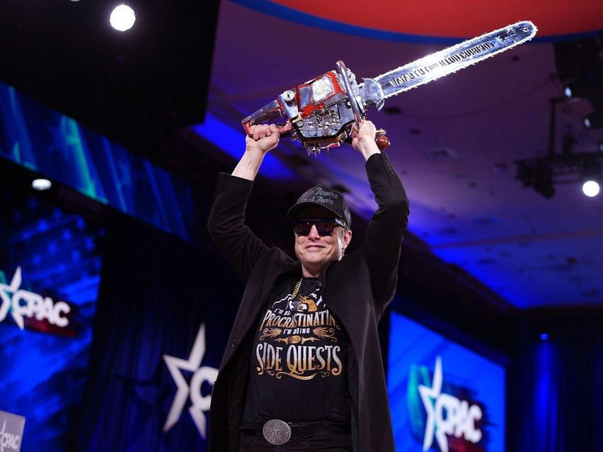 Ilon Musk silazi sa bine noseći motornu testeru nakon govora na Konferenciji konzervativne političke akcije | Foto: Getty Images