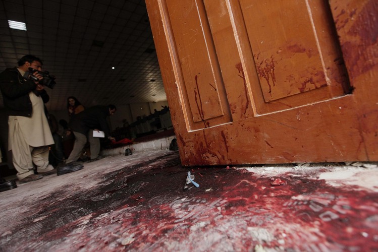 Zakrwawiona posadzka w szkole w Peszawarze, gdzie 132 dzieci zginęło w ataku terrorystycznym