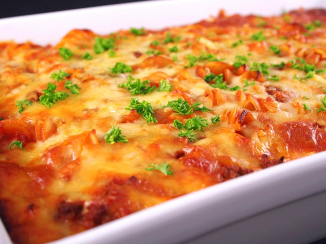 5481_sakrivene-cufte---stock-photo-a-tray-of-colorful-freshly-cooked-pasta-bake-with-parsley-garnish-straight-from-the-oven-shot-an-an-shutterstock_1507575