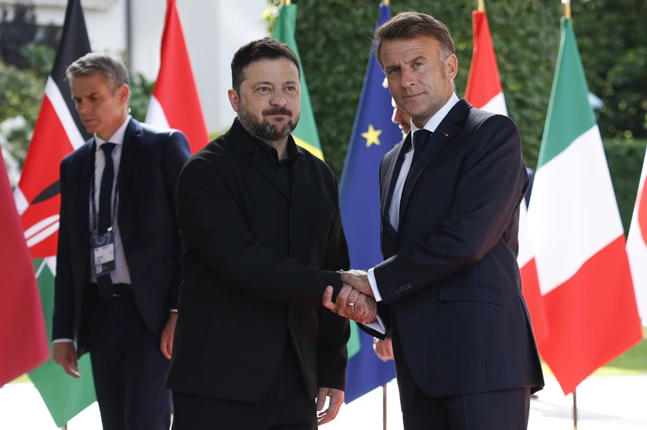 Francuski predsednik Emanuel Makron dočekuje ukrajinskog Volodimira Zelenskog 16. juna kod hotela Rojal u Evijanu gde se održava samit G7