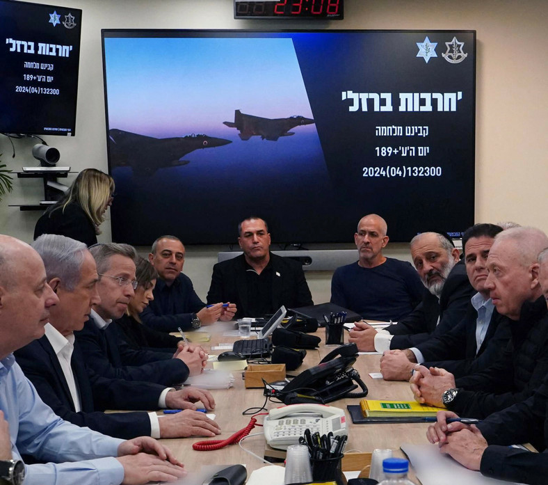 Spotkanie izraelskich polityków pod przewodnictwem premiera Binjamina Netanjahu po irańskim ataku, 14 kwietnia 2024 r.