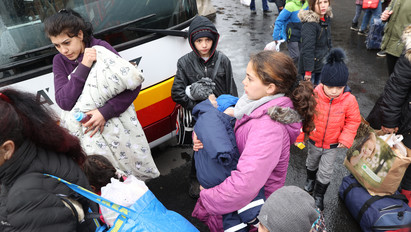 Ilyen egyedi táblákkal segíti a menekültek tájékozódását a Magyar Közút 