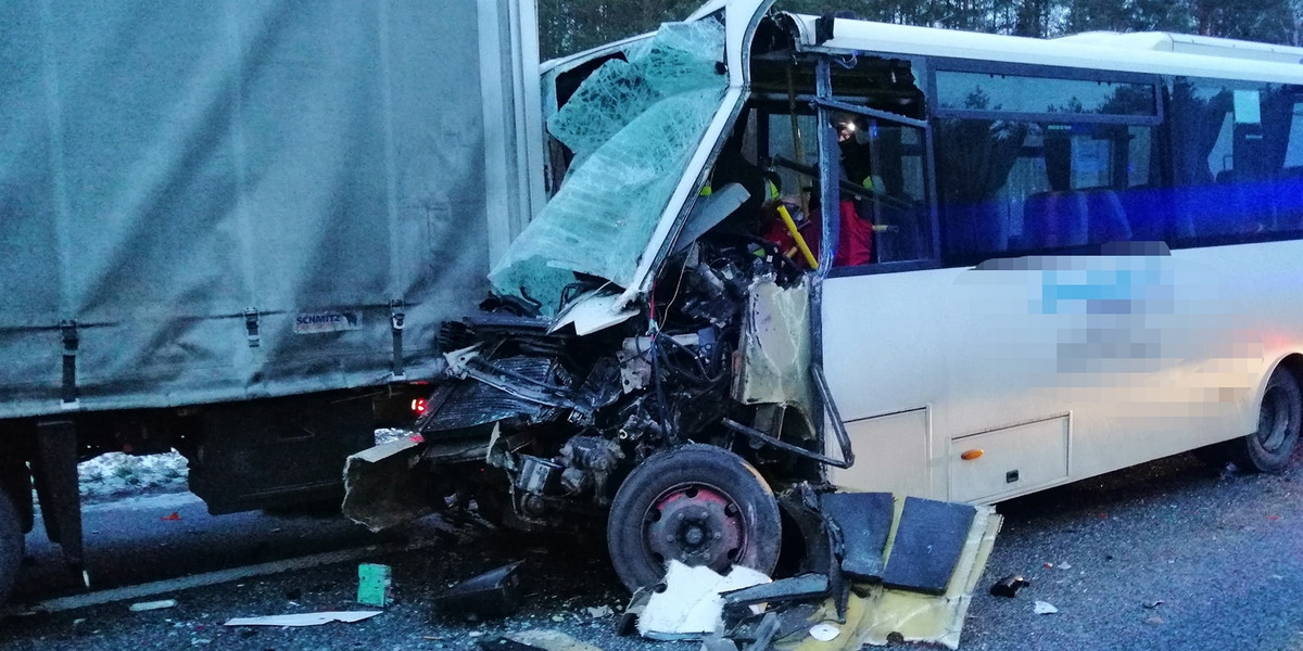 Zderzenie autobusu i ciężarówek. Dramatyczny wypadek pod Wyszkowem