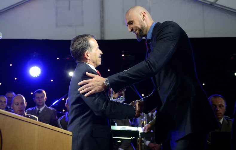 Marcin Gortat w rezydencji ambasadora USA odebrał zaszczytną nagrodę