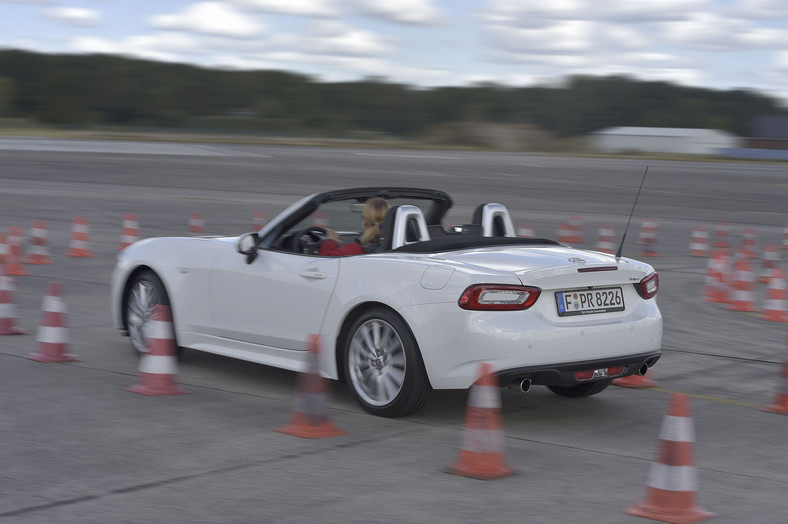 Mazda MX-5 kontra Fiat 124 Spider - takie same, a jednak inne