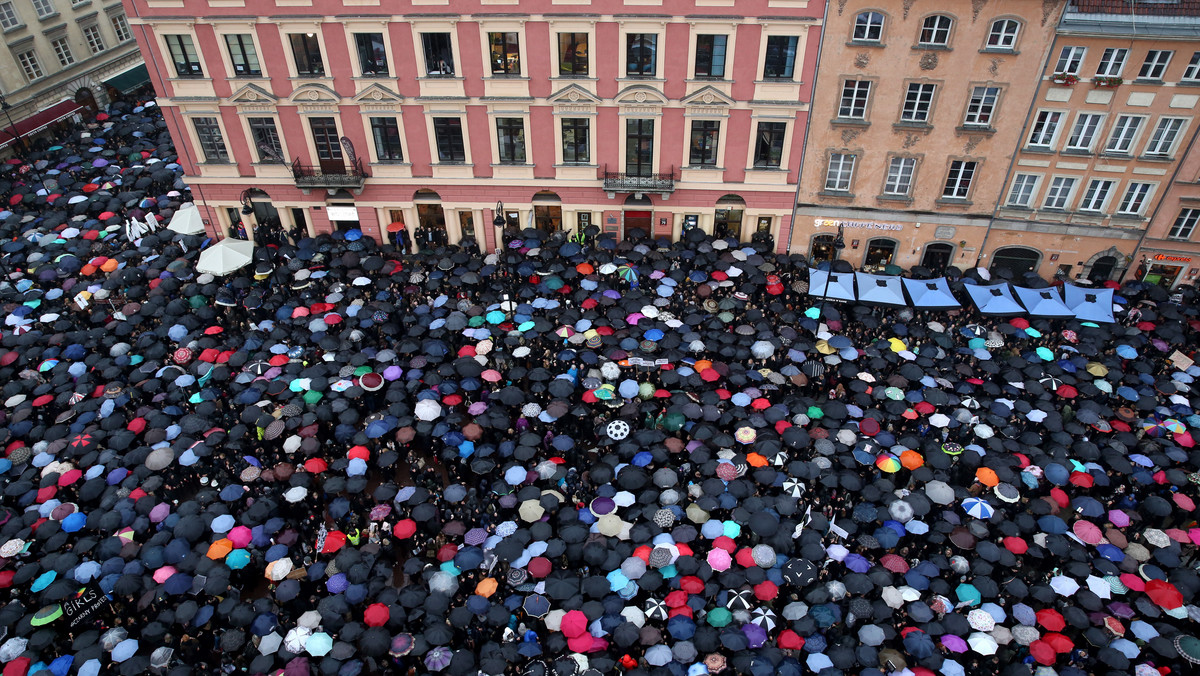 Wojna aborcyjna może wrócić do polskiego Sejmu. Barbara Nowacka, w rozmowie z Onetem, zapowiada, że komitet "Ratujmy Kobiety" wznawia działalność i będzie zbierał podpisy pod projektem liberalizacji obowiązującej ustawy aborcyjnej. Komitet chce zabiegać o wsparcie sejmowej opozycji.