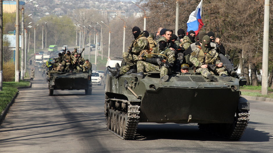 Prorosyjscy separatyści jadą czołgami przez Kramatorsk, Ukraina, 16 kwietnia 2014 r.