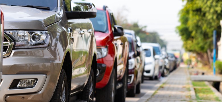 To miasto wzięło na celownik użytkowników SUV-ów. Bo są duże, trują i śmierdzą