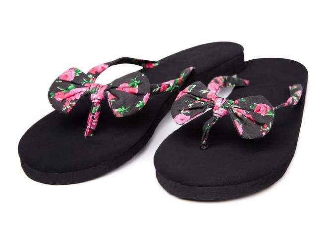 Kwiatowe obuwie na sezon wiosna-lato 2011 z kolekcji Reserved