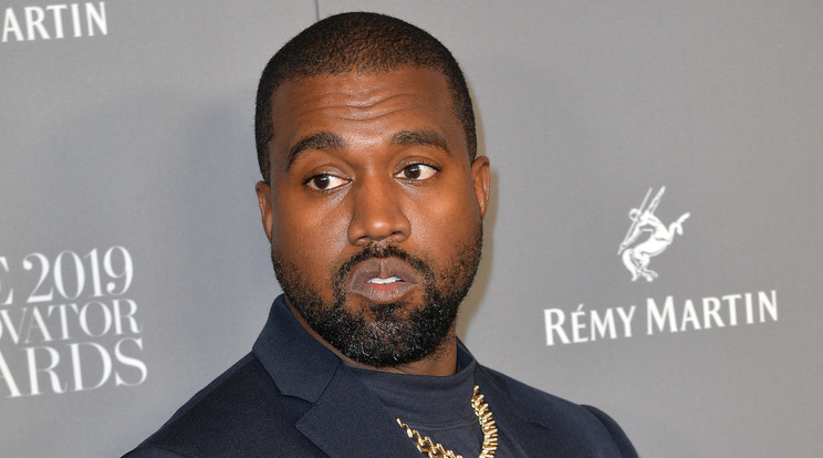 Levideózta Kanye West, ahogy lepisili díját /Fotó: Northfoto
