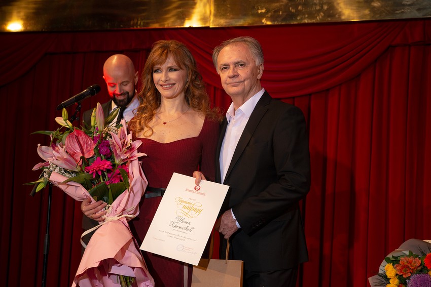 Ivana Knežević sa nagradom i Rade Marković