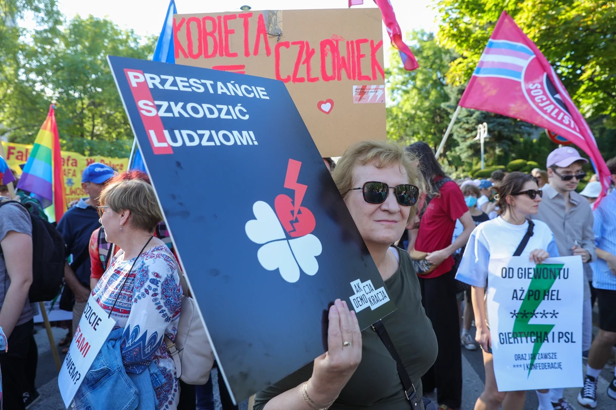  Politycy zawiedli kobiety. Protest pod Sejmem po odrzuceniu ustawy dot. aborcji