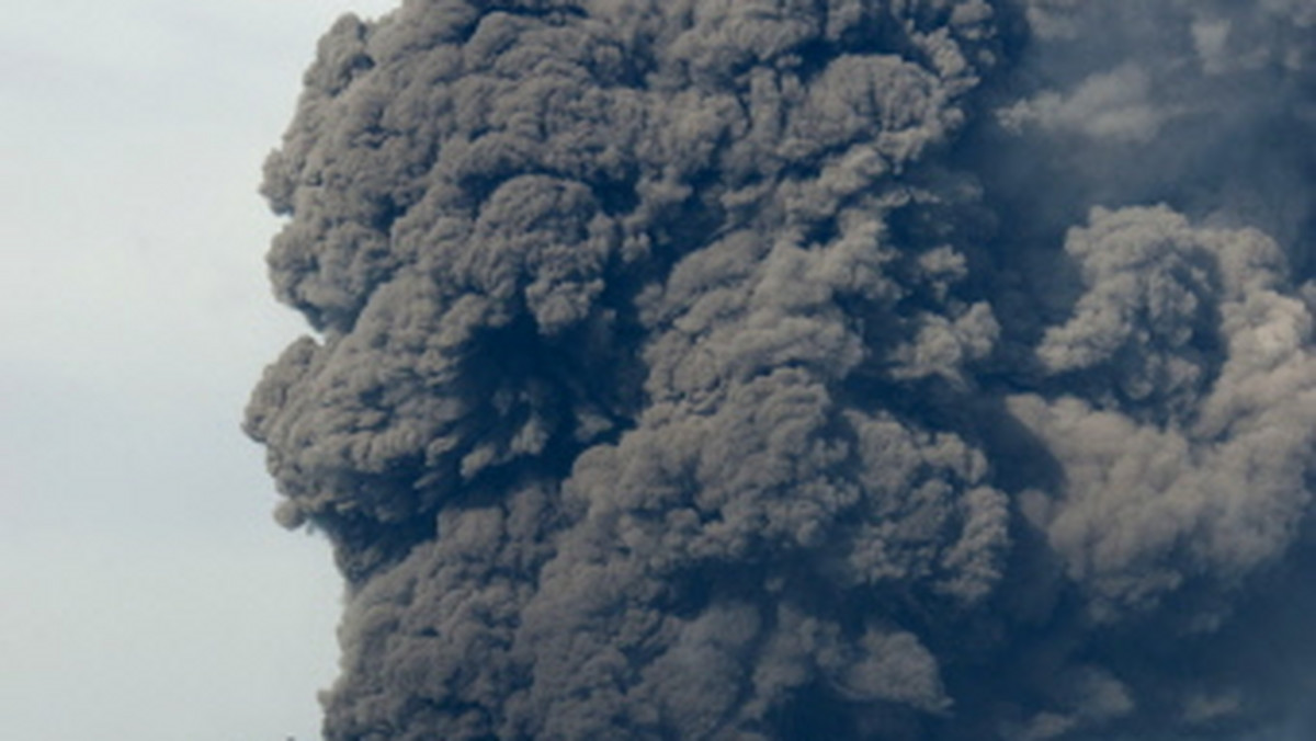 Islandzki wulkan Eyjafjoell, za sprawą którego niemal cała europejska przestrzeń powietrzna była zablokowana znów zagraża erupcją - ostrzegają naukowcy z Islandzkiego Instytutu Nauk o Ziemi - informuje serwis breitbart.com.