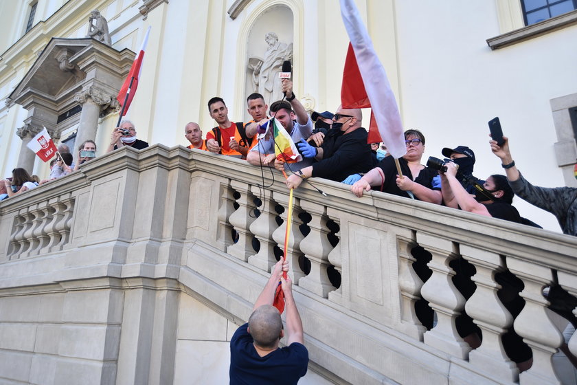 Tęczowe flagi i białe róże na Marszu Powstania Warszawskiego. Interweniowała policja