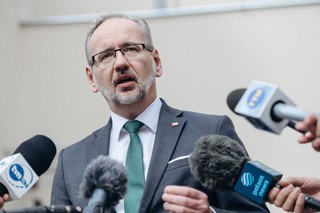Nowe obostrzenia: Niedzielski zapowiada obowiązek szczepień dla trzech grup zawodowych i termin nauki zdalnej