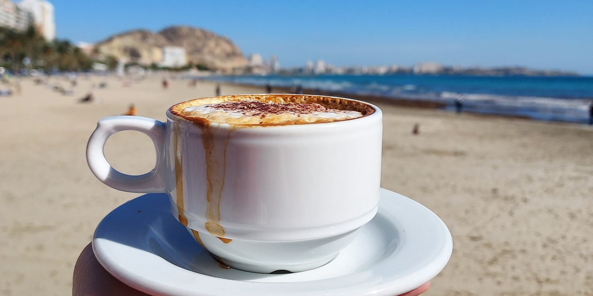 Kawa w Hiszpanii z widokiem na plażę i morze