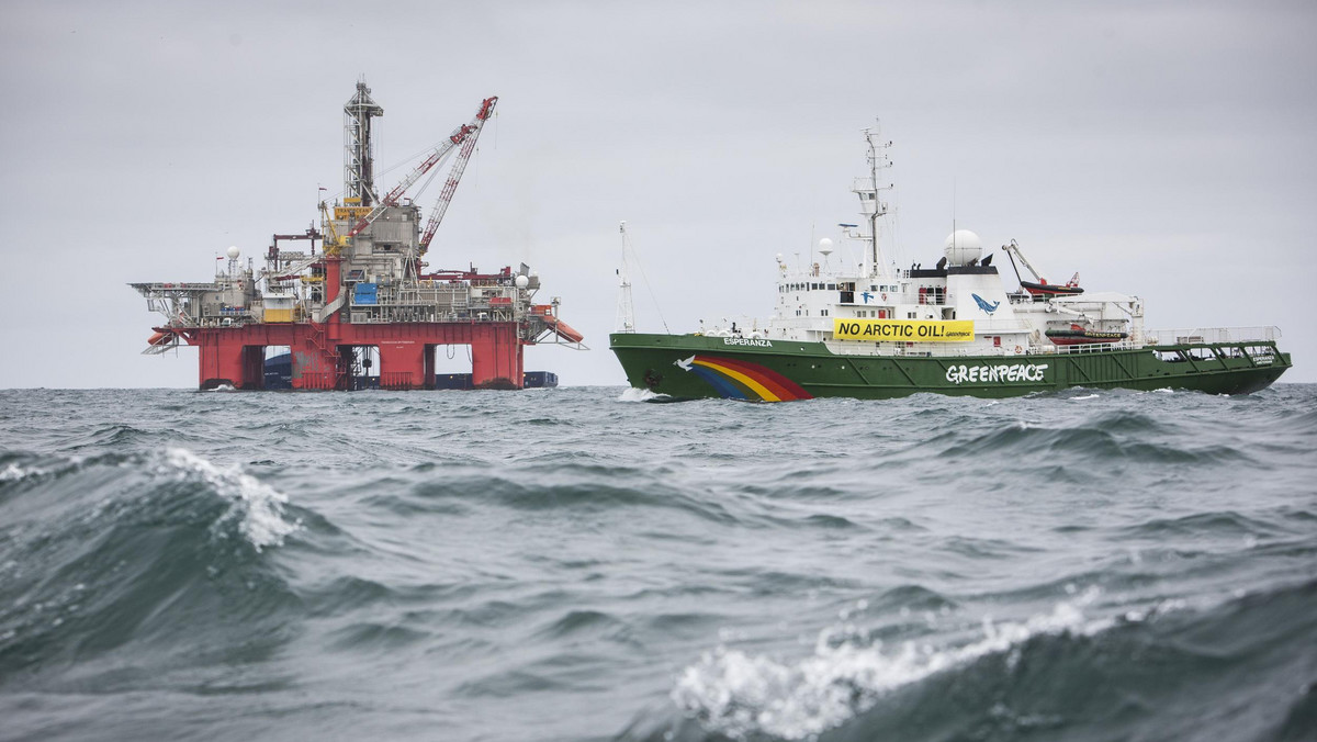 Norweska policja usunęła w czwartek siedmioro aktywistów organizacji ekologicznej Greenpeace z platformy wiertniczej Statoil w Arktyce, gdzie norweski koncern zamierza wywiercić najbardziej wysunięty na północ szyb naftowy na świecie - podali działacze i firma.