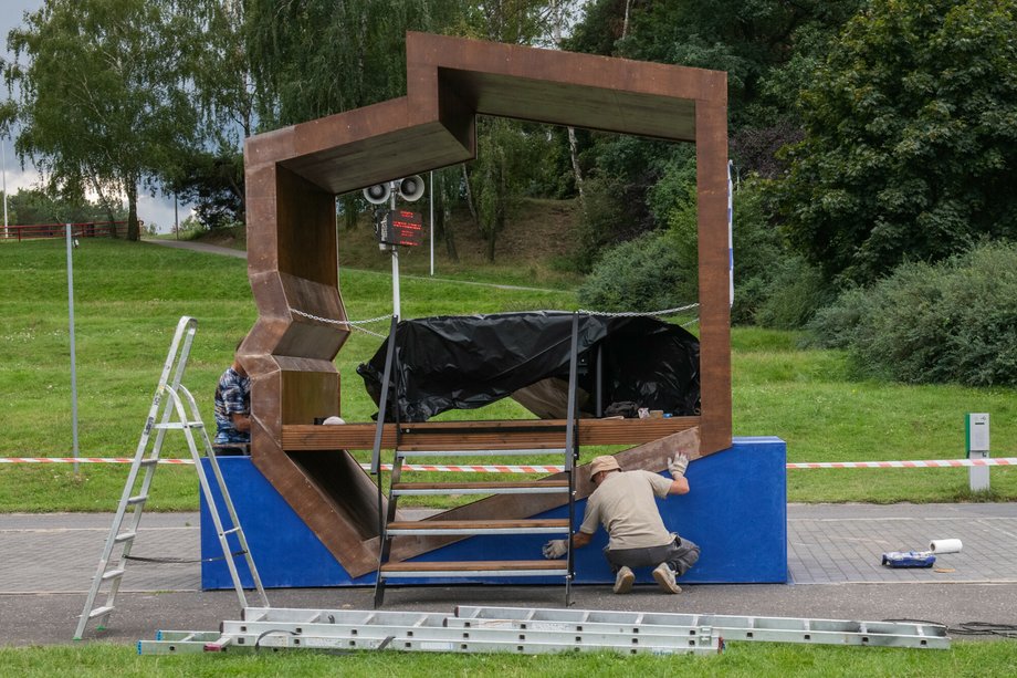 Renowacja instalacji BGK na poznańskiej Malcie. Ławka uległa zniszczeniu po opadach deszczu