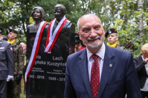 Antoni Macierewicz , popiersie