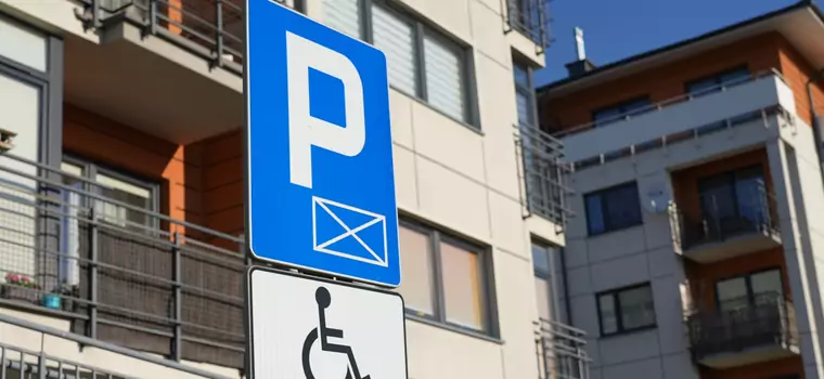 Zabrakło kart parkingowych dla niepełnosprawnych. "Niedopuszczalna sytuacja"