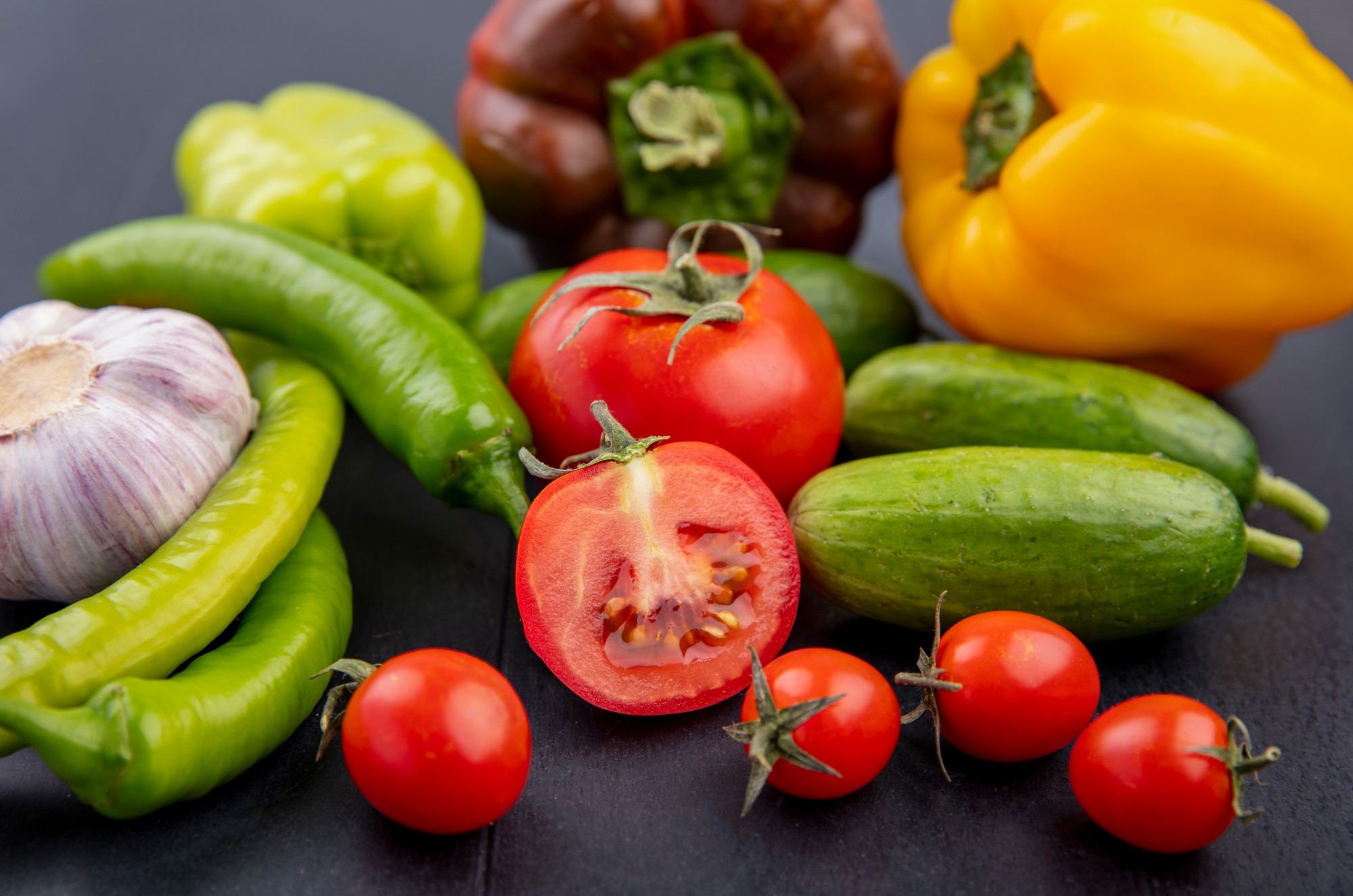 Paradajky, paprika a uhorky sú citlivé na nízke teploty, preto im viac prospieva skladovanie na chladnom mieste mimo chladničky.