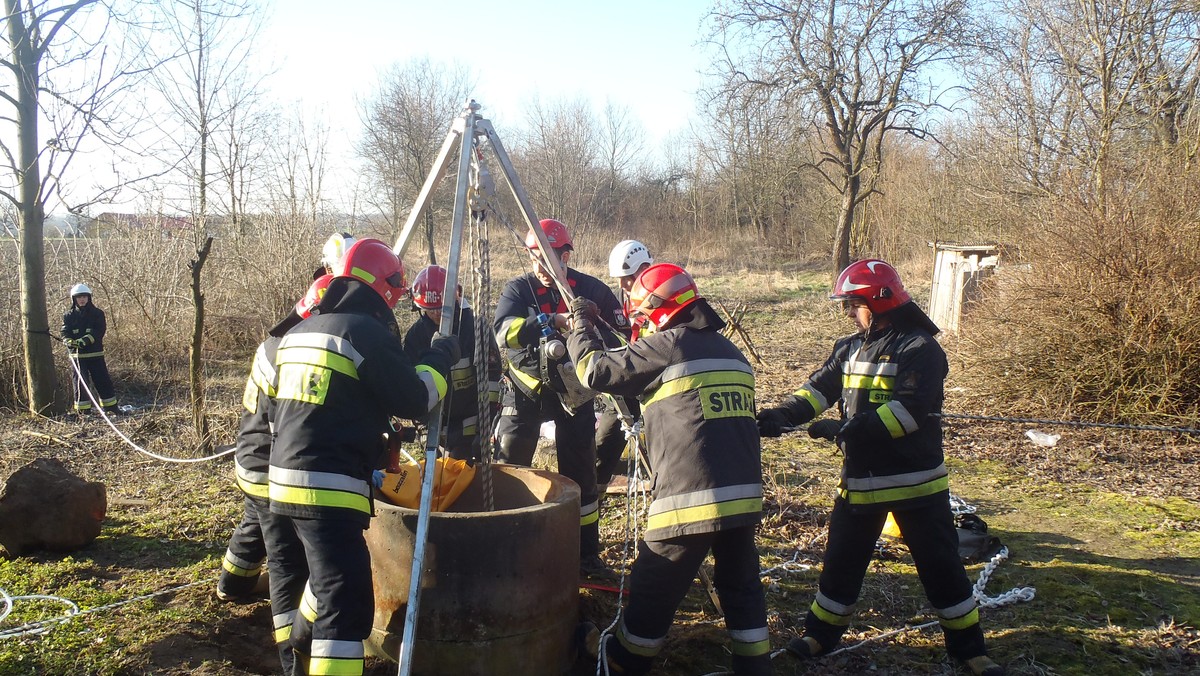 Do tragicznego wypadku doszło dziś rano w miejscowości Olbierzowice w gminie Klimontów w Świętokrzyskiem. Zginął tam 61-letni mężczyzna, który wpadł do studni. Jego ciało przy pomocy specjalistycznego sprzętu wydobyli sandomierscy strażacy.