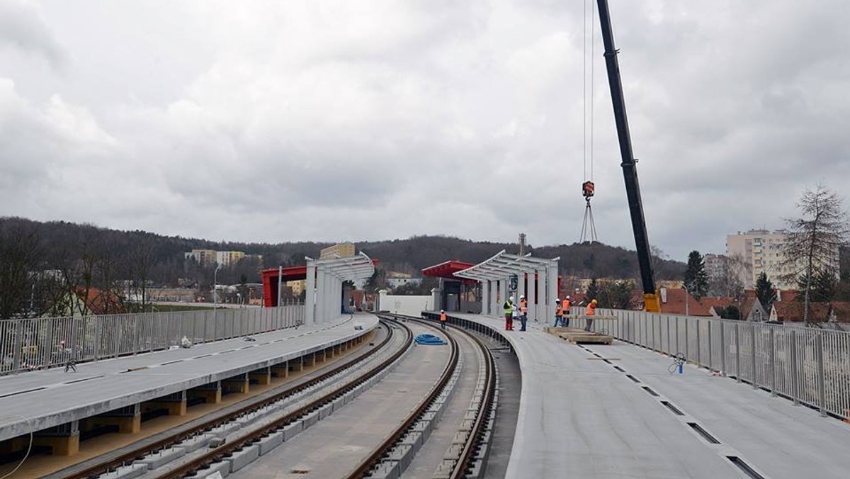 Uruchomienie Pomorskiej Kolei Metropolitalnej coraz bliżej. Prace potrwają jeszcze miesiąc, jednak już w połowie kwietnia cała linia ma być przejezdna. W maju rozpocznie się etap odbiorów i testów z pociągami zakupionymi do obsługi linii.