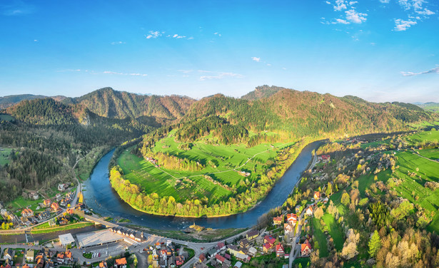 Uzdrowisko Szczawnica oferuje dostęp do Pienińskiego Parku Narodowego, spływy Dunajcem oraz liczne szlaki turystyczne