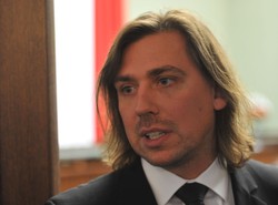 Śledczy zajęli sie półnagimi zdjęciami agenta Tomka