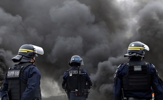 Fala protestów zalewa Francję. Bójki z policją, eksplozje, płonące pojazdy