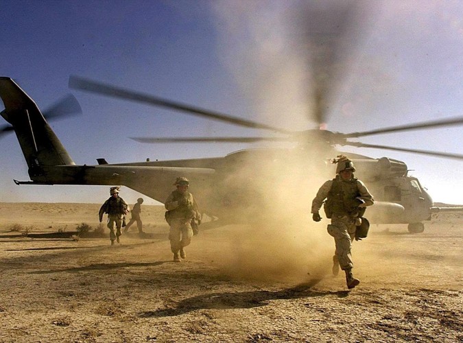 10 drudnia 2001, żołnierze amerykańskiej piechoty morskiej podczas walk w pobliżu Kandaharu