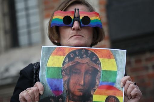 Protest w obronie Elżbiety Podleśnej, autorki plakatu Matki Boskiej Częstochowskiej z tęczą